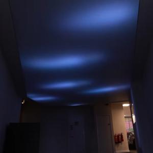 Натяжной потолок с подсветкой в зале (09)