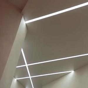 Натяжной потолок со световыми линиями (01)