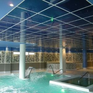 Глянцевый потолок в бассейне (01)