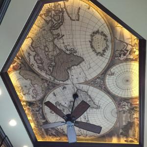 Дизайн натяжного потолка с картой мира (01)