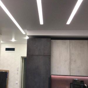 Натяжной потолок со световыми линиями (12)