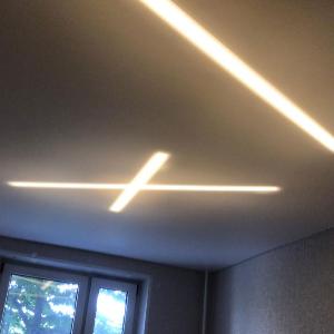 Натяжной потолок со световыми линиями (11)
