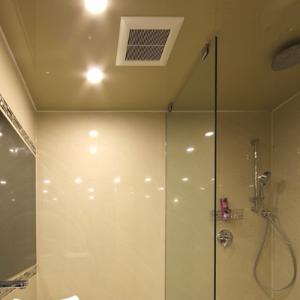 Дизайн натяжного потолка для ванной (08)