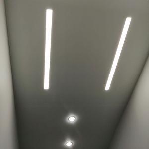 Натяжной потолок со световыми линиями (09)