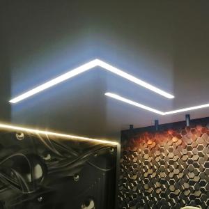 Натяжной потолок со световыми линиями (15)