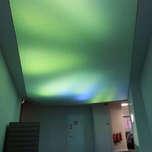 Натяжной потолок с подсветкой в зале (06)