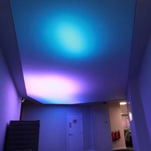 Натяжной потолок с подсветкой в зале (12)