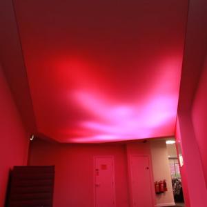 Натяжной потолок с подсветкой в зале (01)