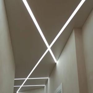 Натяжной потолок со световыми линиями (04)