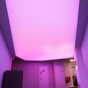 Натяжной потолок с подсветкой в зале (08)