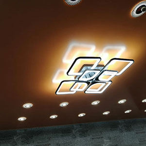Глянцевый потолок с подсветкой в зал (02)