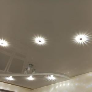 Глянцевый потолок с подсветкой в зал (06)