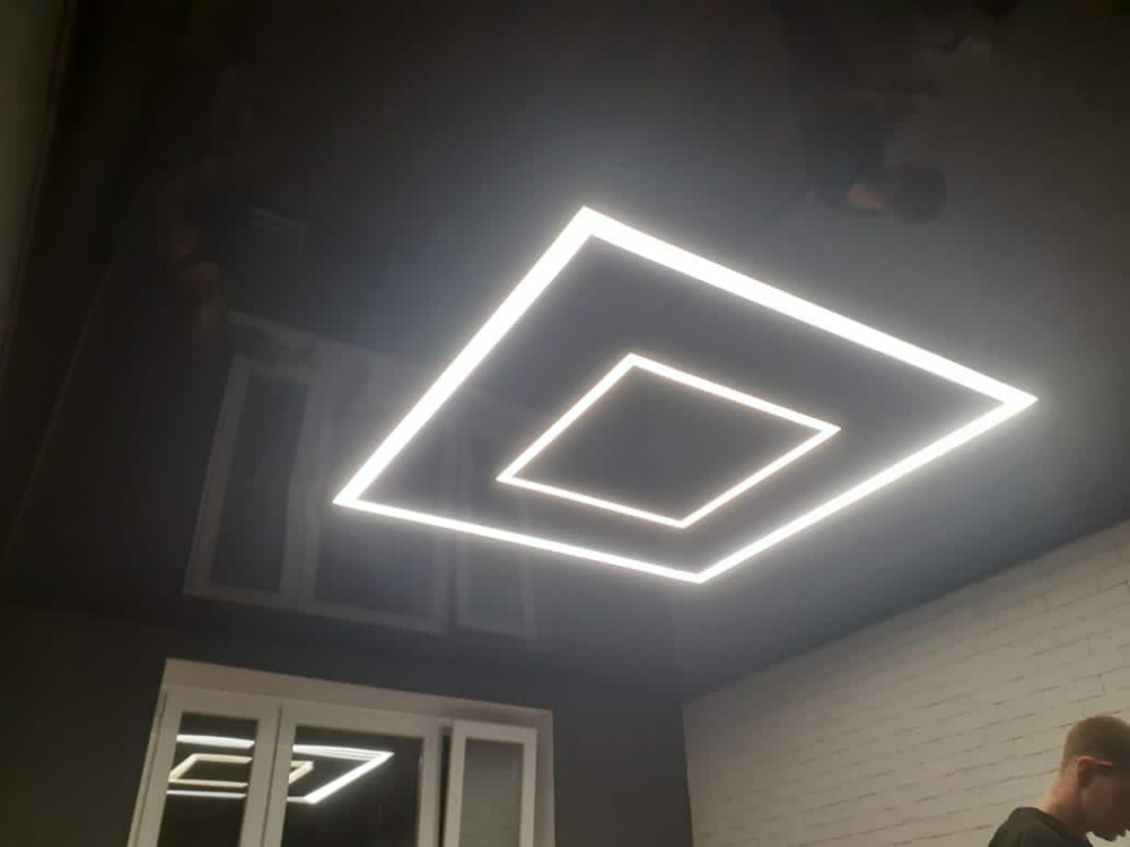 Натяжной потолок со световыми линиями квадрат