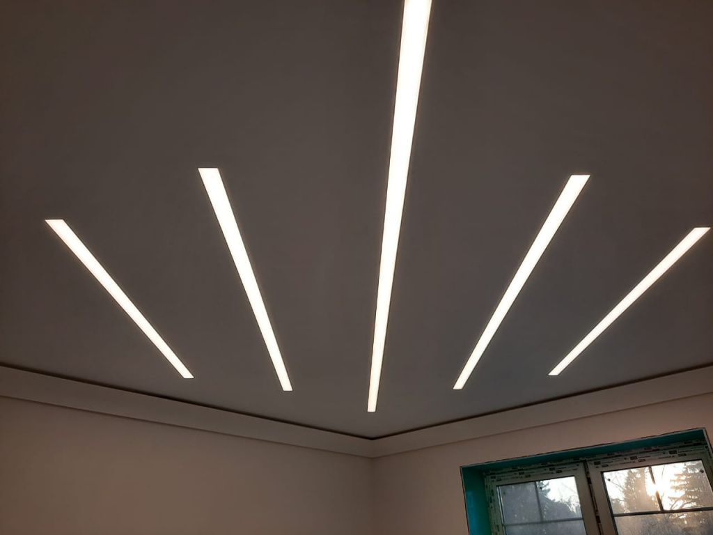 Натяжной потолок со световыми линиями в квартире