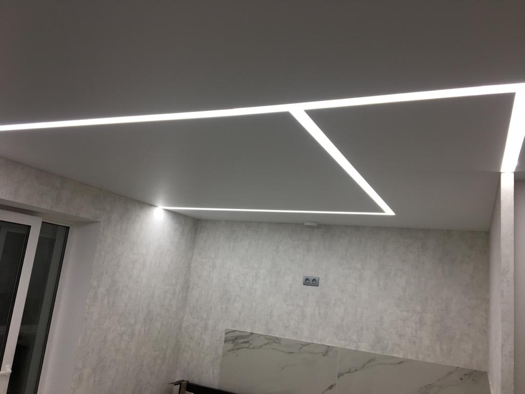 Натяжной потолок со световыми линиями в гостиной