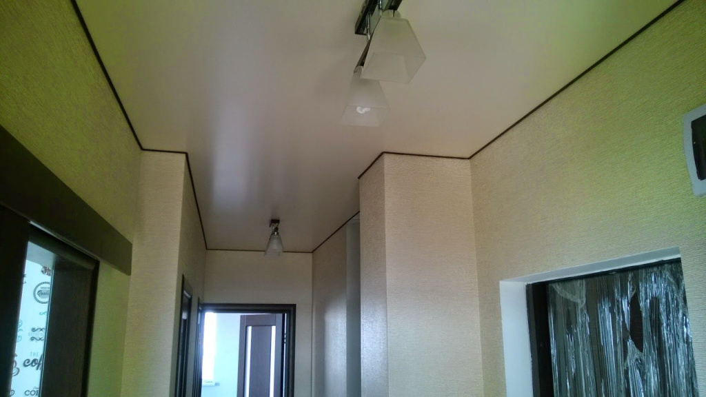 Теневой натяжной потолок в коридоре