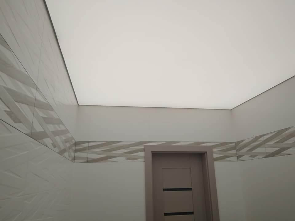 Теневой натяжной потолок в ванной