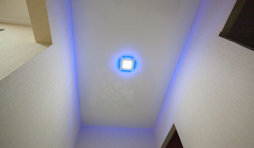 Глянцевый потолок с подсветкой в коридор 8,2м2