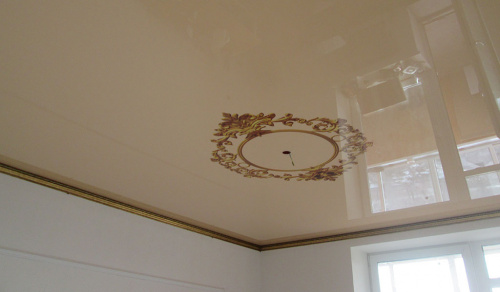 Одноуровневый потолок с рисунком в гостиной 15,1 м²