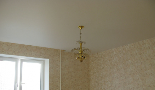 Матовый белый потолок в гостиной 14,1 м²