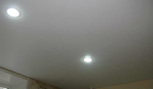 Одноуровневый белый потолок в гостиной 14,1 м²