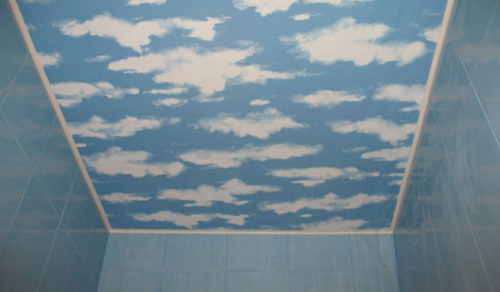 Одноуровневый потолок с фотопечатью "Небо" в ванную 7 м²