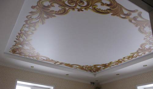 Двухуровневый потолок с рисунком в гостиной 10 м²