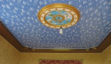 Двухуровневый потолок с фотопечатью "Небо" в гостиной 18 м²