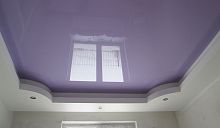 Двухуровневый фиолетовый потолок в гостиной 8 м²