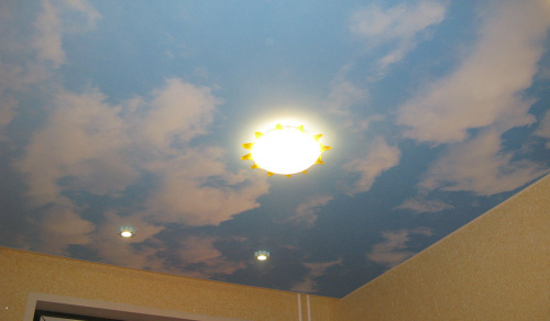 Потолок с фотопечатью "Небо" в гостиной 18,1 м²