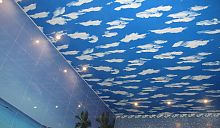 Одноуровневый потолок с фотопечатью "Небо" в ванную 16 м²