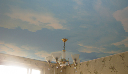 Одноуровневый потолок с фотопечатью "Небо" в гостиной 18,2 м²