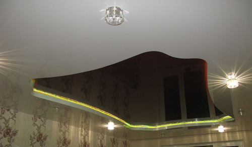 Двухуровневый потолок с подсветкой в гостиной 12 м²