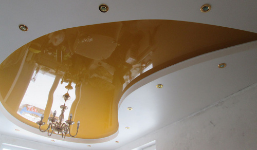 Двухуровневый желтый потолок в гостиной 9 м²